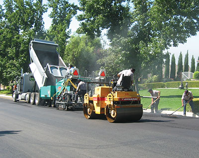 Asphalt paver roller