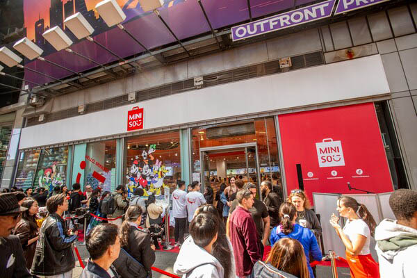 UNIQLO's New York Flagship Store Enhances Shopping Experience with Digital  Signage